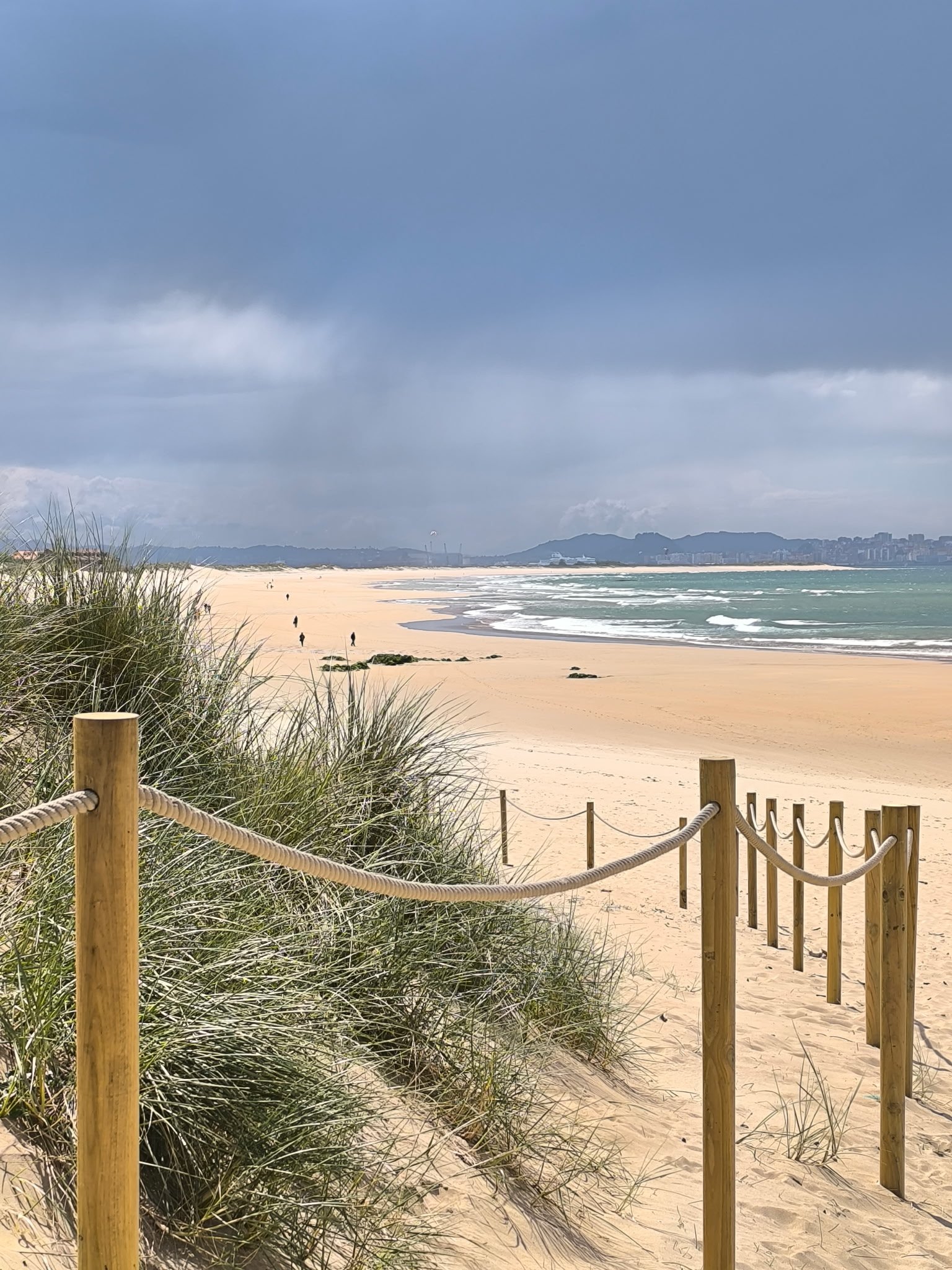 Chemin de sable menant à la plage